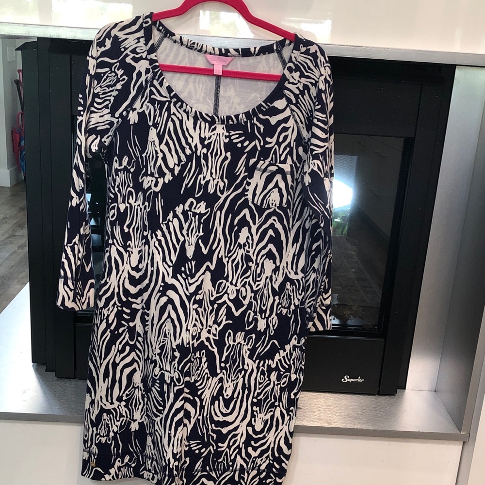 Lilly Pulitzer Navy and White Long Sleeve Dress
Retired print htf
EUC